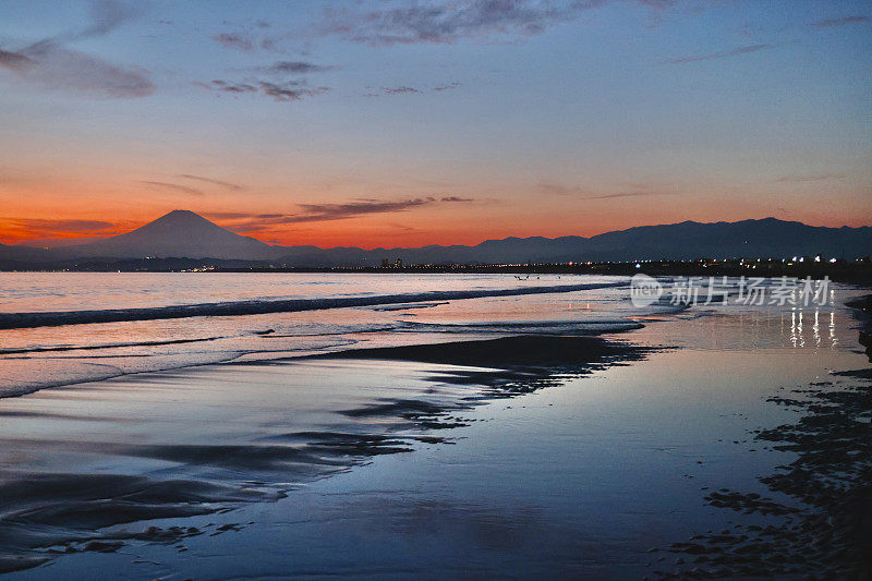 日落海滩上的富士山剪影