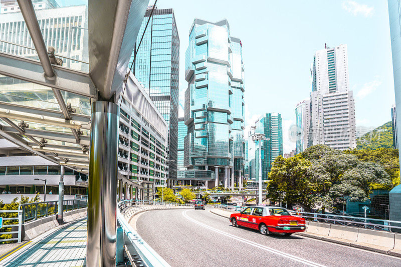 香港市区街道上车辆行驶