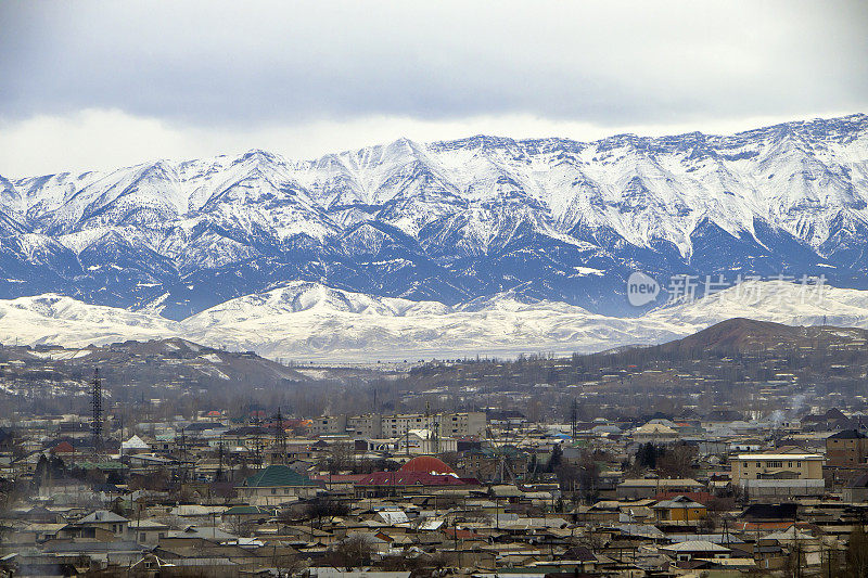 Istaravshan和Zeravshan山脉的冬季全景。塔吉克斯坦
