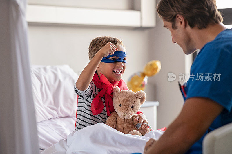 可爱的小男孩打扮成超级英雄和护士