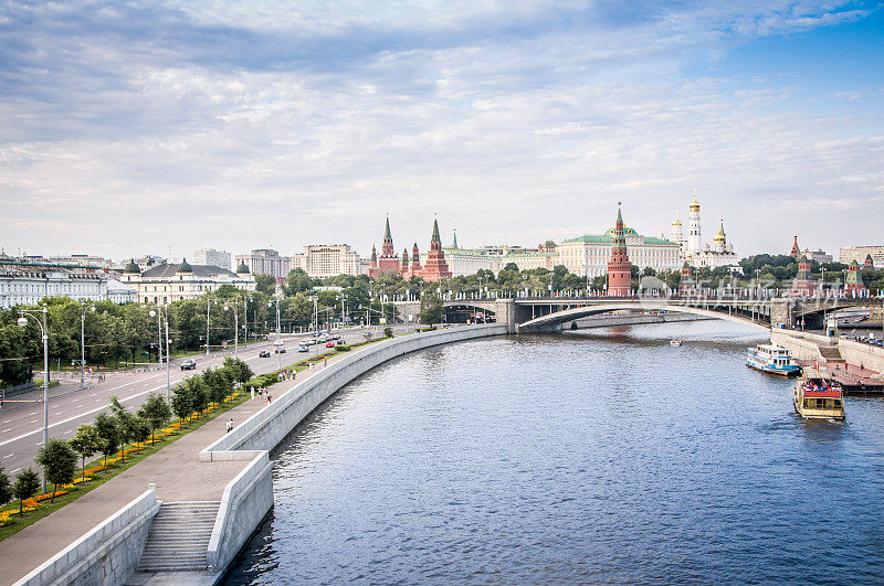 鸟瞰莫斯科大桥下的莫斯科河，背后是俄罗斯莫斯科的著名建筑