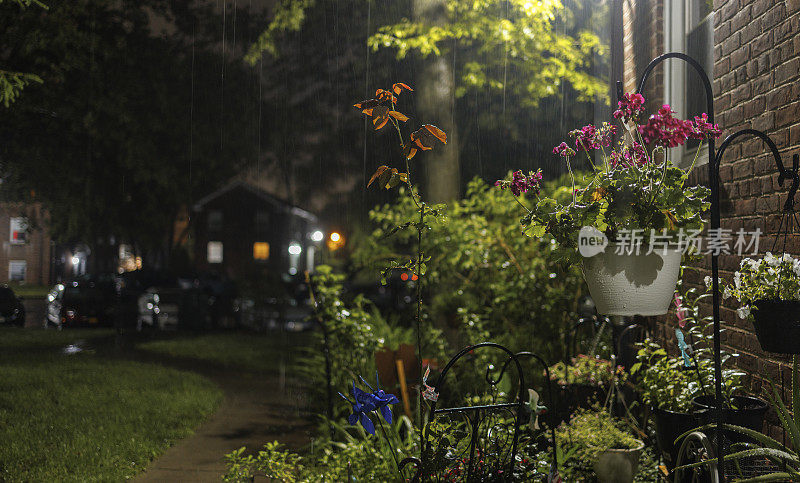 在居民区的夜晚下雨