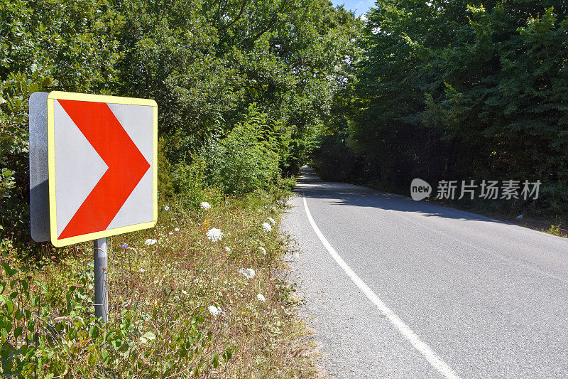 乡村道路上的路标