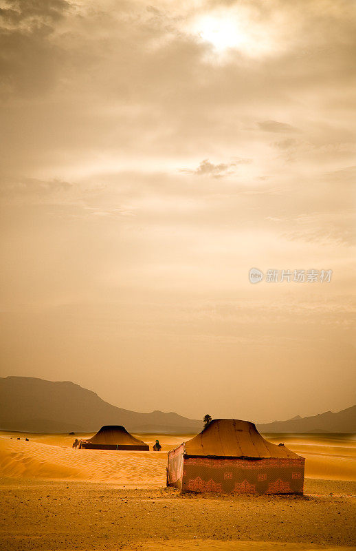 传统的贝都因帐篷在撒哈拉沙漠，附近的扎戈拉，Merzouga，摩洛哥，北非，非洲