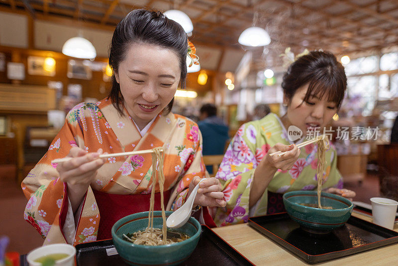 女性朋友穿着和服在日本餐厅吃荞麦面