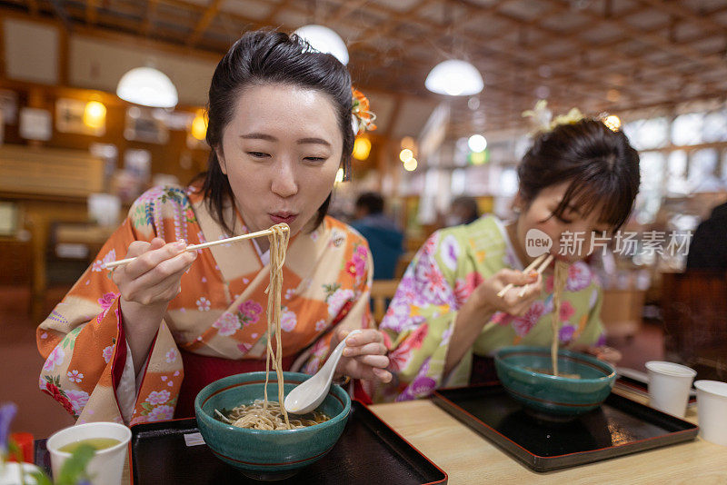 女性朋友穿着和服在日本餐厅吃荞麦面