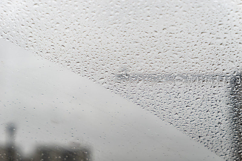 雨天车窗上的雨滴
