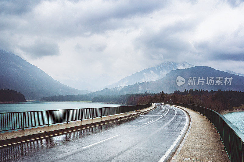 在一个雨天，巴伐利亚的Sylvenstein水库和Isar。