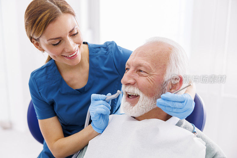 牙医在给病人固定牙齿时使用牙钻