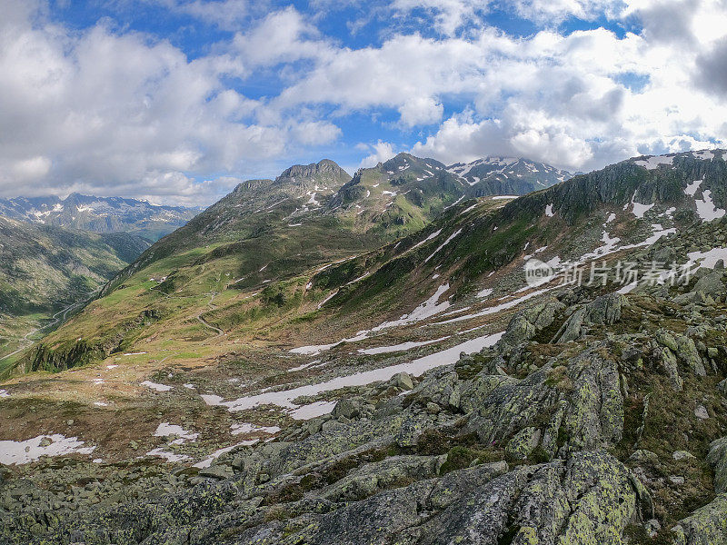 夏天的瑞士阿尔卑斯山，一片片的雪