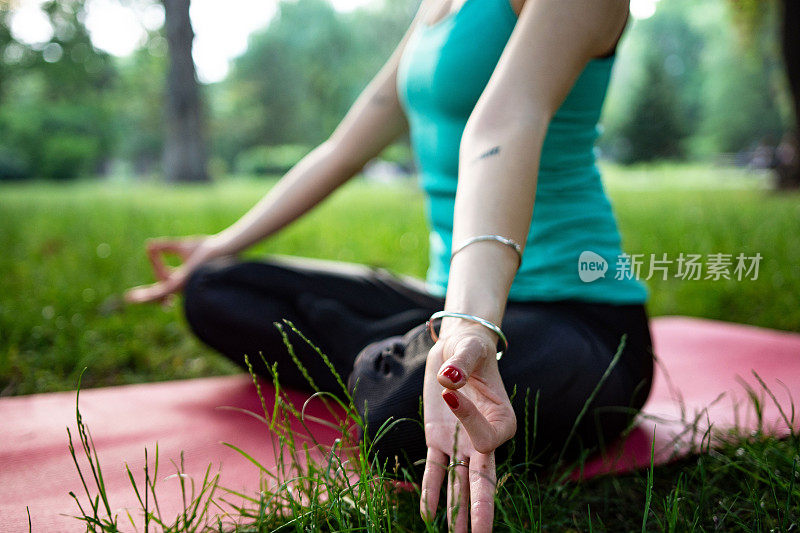 一位陌生的年轻女子在公园里练习瑜伽