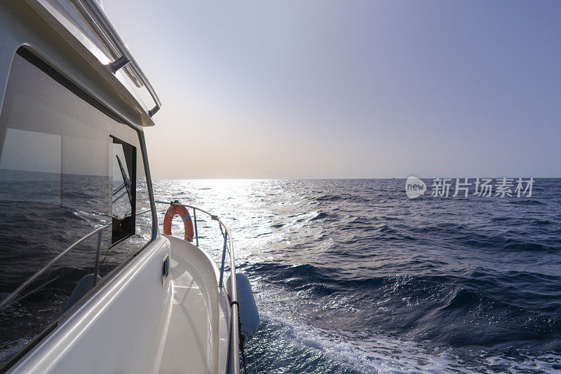 游艇航行在碧海蓝天，夏日度假天堂