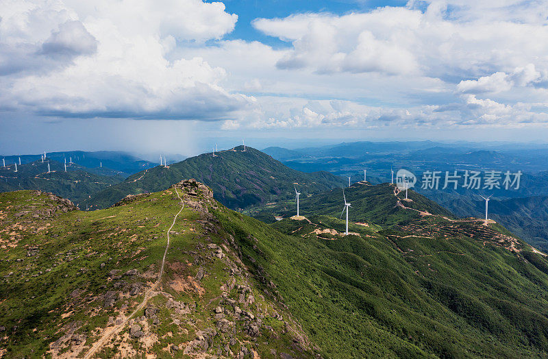 山上的风力发电场景