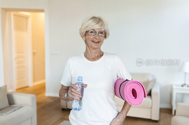 成熟的女性准备去锻炼。老妇人准备好锻炼了。训练后的茶点。运动的老妇人正在喝水