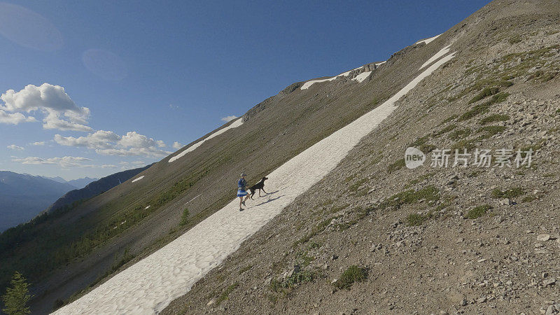 女子越野跑者攀登雪山山脊