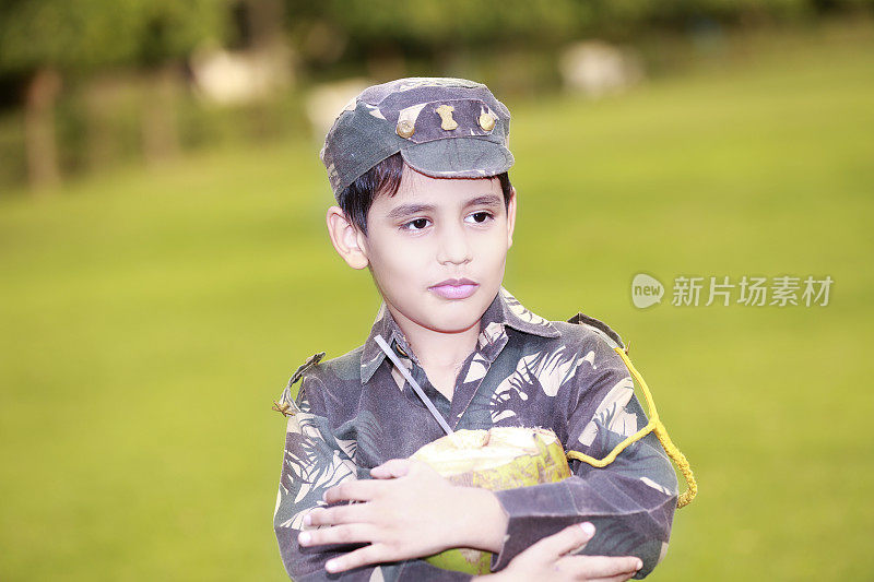 孩子在户外自然饮用椰子水