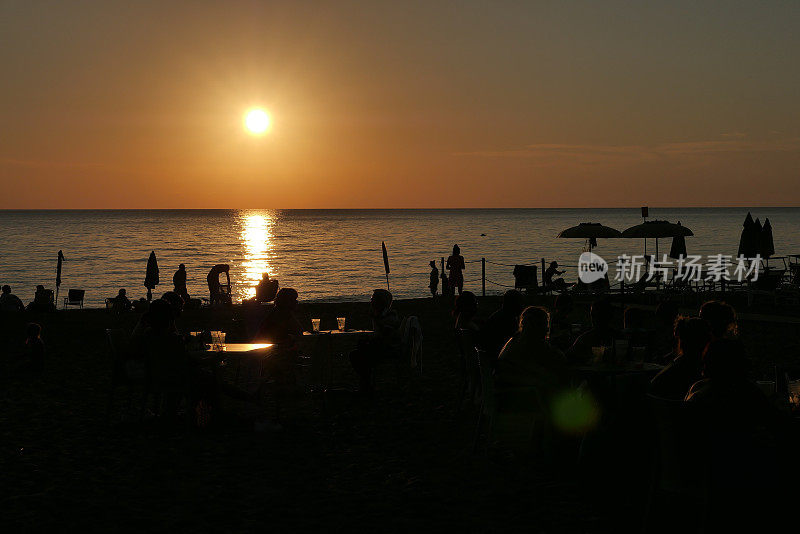 海滩上的日落——卡斯塔内托·卡杜奇的玛丽安