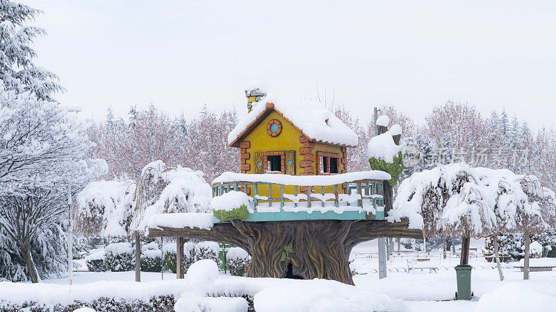 雪下的公共操场上的操场风景背景照片