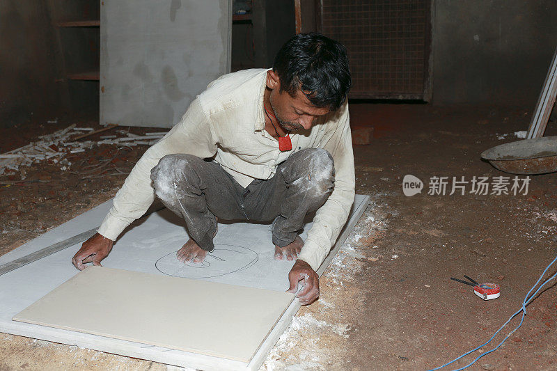 在建筑工地测量花岗岩大理石的泥瓦匠