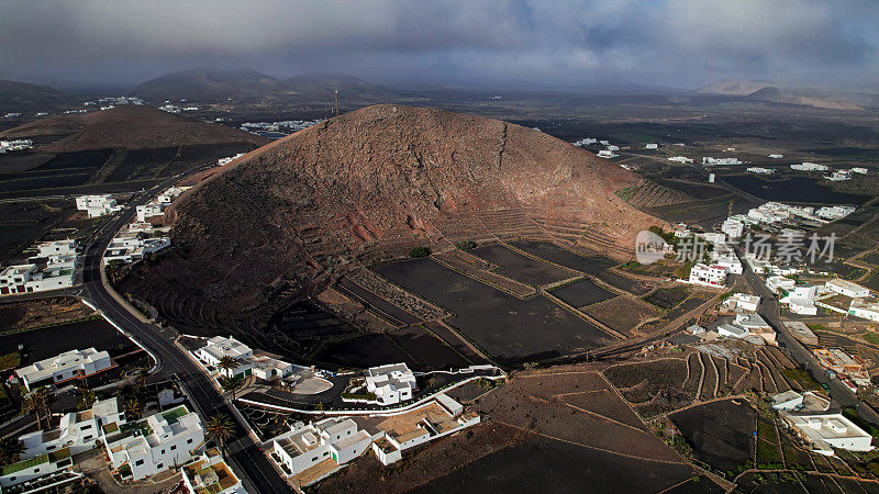 西班牙加那利群岛兰萨罗特岛火山口蒂纳霍镇的鸟瞰图。