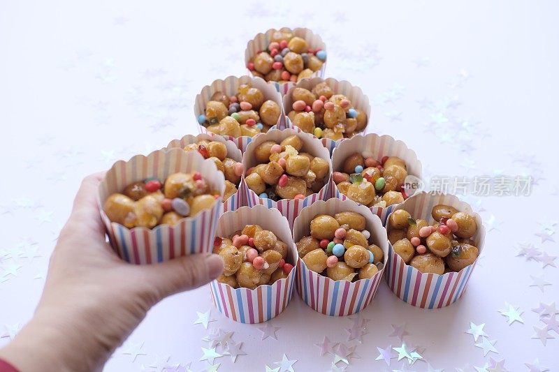 典型的圣诞糖果的组成称为Struffoli