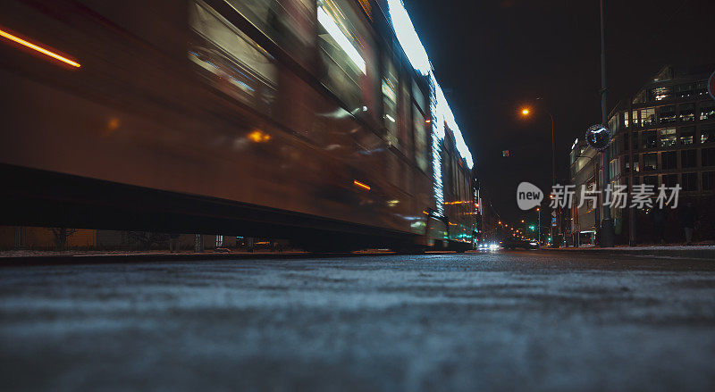 公共汽车在夜晚的城市街道上快速行驶