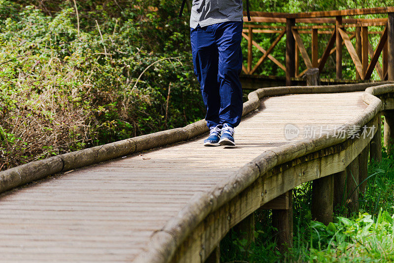 位于自然环境下的远足径上的木制行人天桥