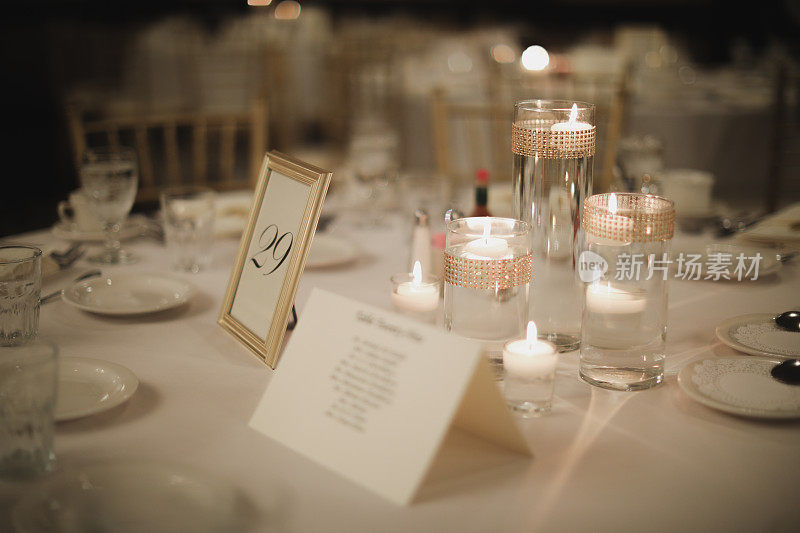 婚礼场地，桌子，鲜花，酒会，庆典蜡烛