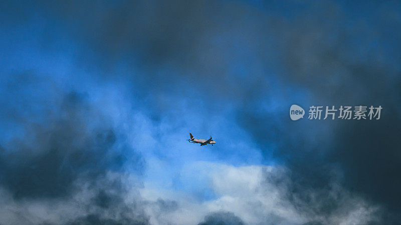 一架飞机飞过里斯本的天空