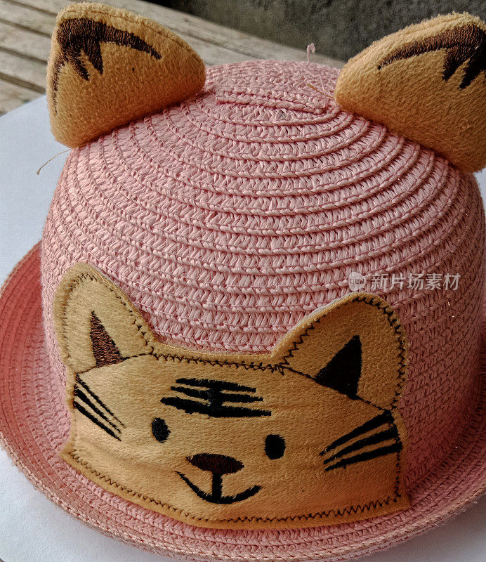 可爱的宝宝圆帽子与猫印花