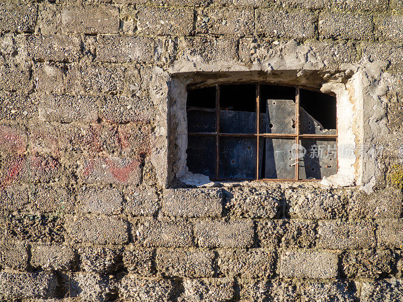 被毁建筑的窗户。离房子只有一面墙。危房拆迁概念。