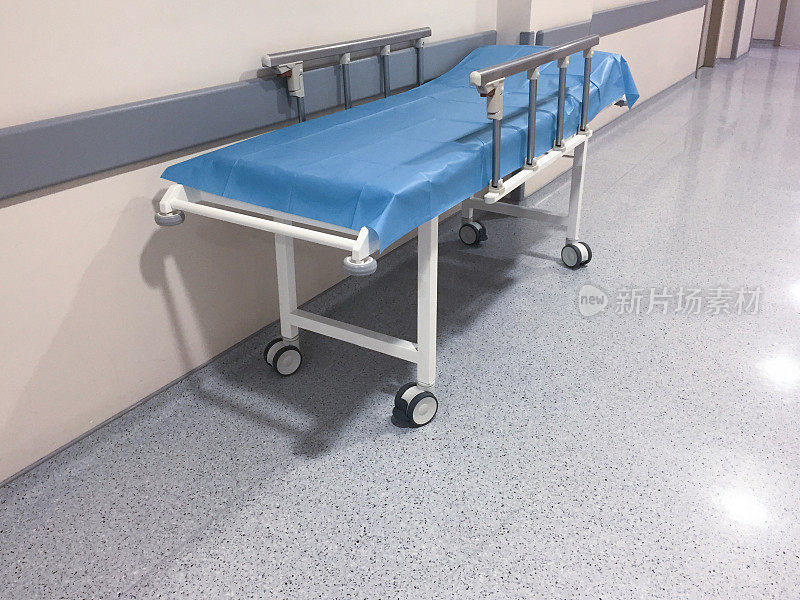 医院大厅的医院轮床医院走廊的空病床