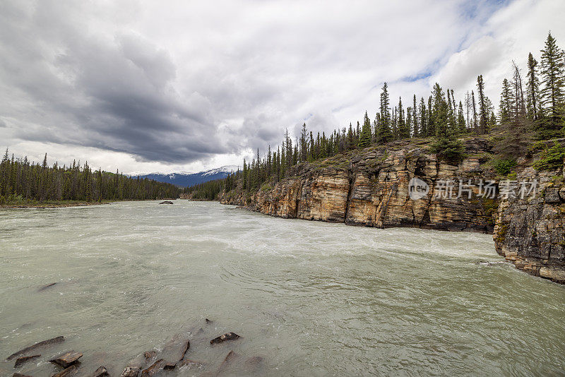加拿大阿尔伯塔省贾斯珀国家公园的阿萨巴斯卡河
