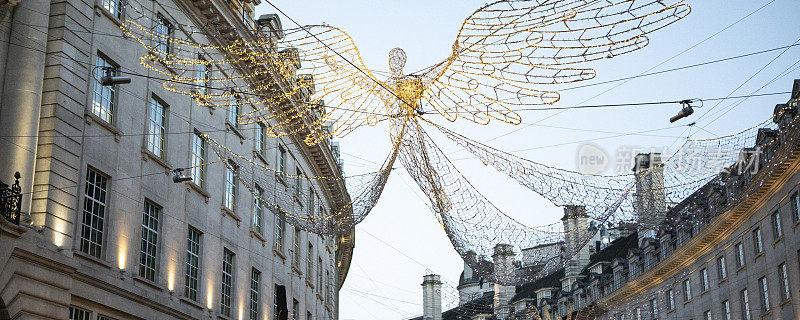 圣诞天使装饰悬挂在摄政街