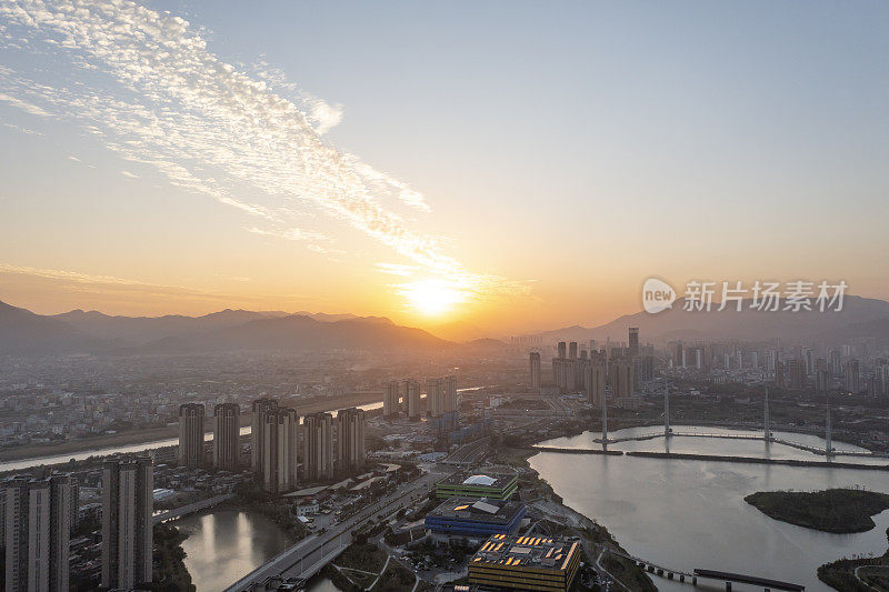 空中摄影夜晚城市天际线的鸟瞰图