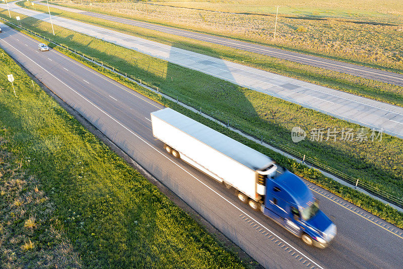 美国高速公路上的卡车，鸟瞰图