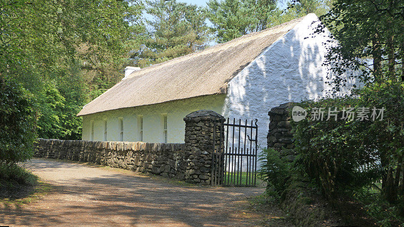 爱尔兰的一个农场上有茅草屋顶的旧爱尔兰传统白粉刷小屋