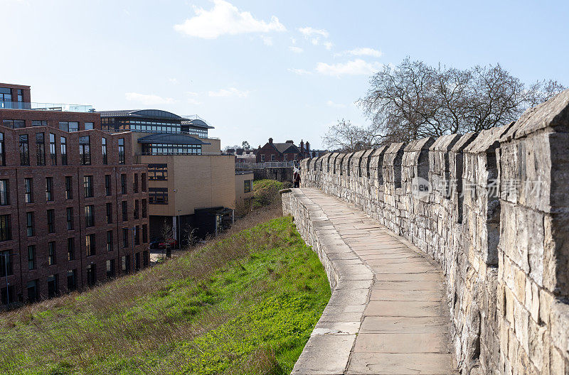 从历史悠久的城墙上俯瞰英格兰北部的约克城
