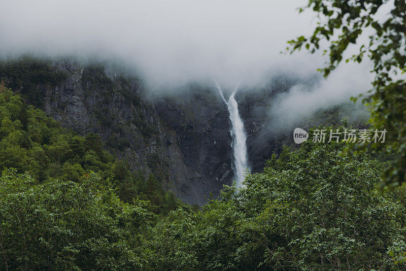 Mardalsfossen瀑布在挪威风景优美的绿色山谷的戏剧性的观点