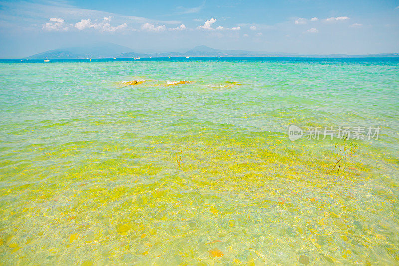 海滩度假。加尔达湖。意大利。欧洲。夏天之旅