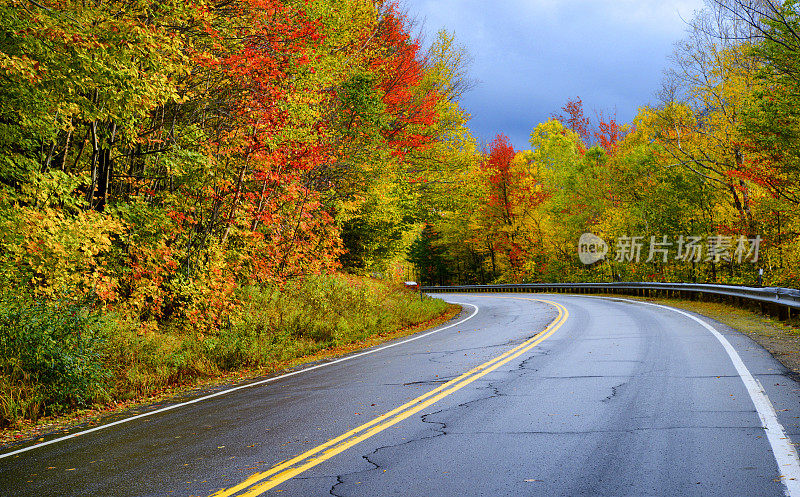 秋天的弯路，新英格兰。