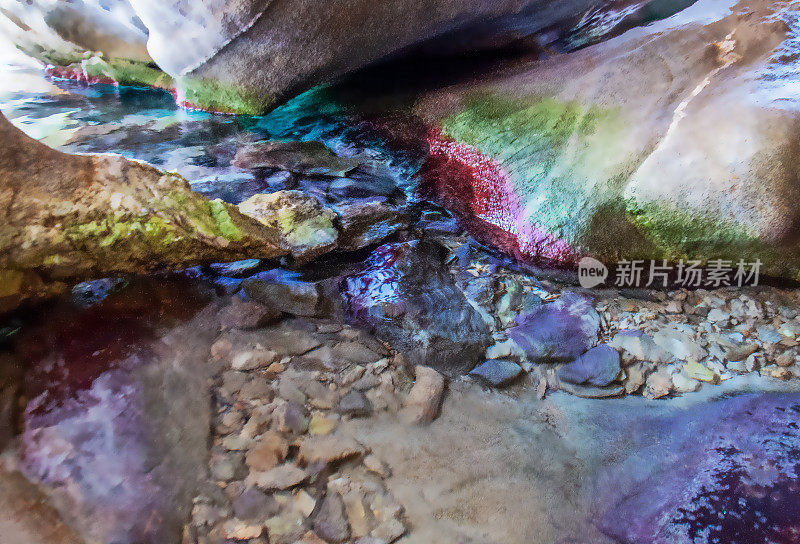 背景与彩色石头在海洞在哈尔基迪基