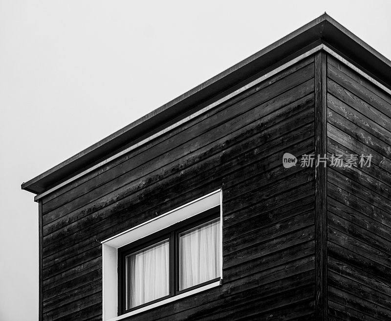 现代建筑，黑白相间的窗户映衬着晴朗的天空