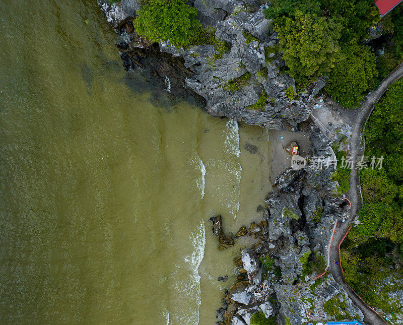 越南西南部，热带岛屿，江省Nghe岛，石灰岩岛屿的蓝色海水的抽象航空照片