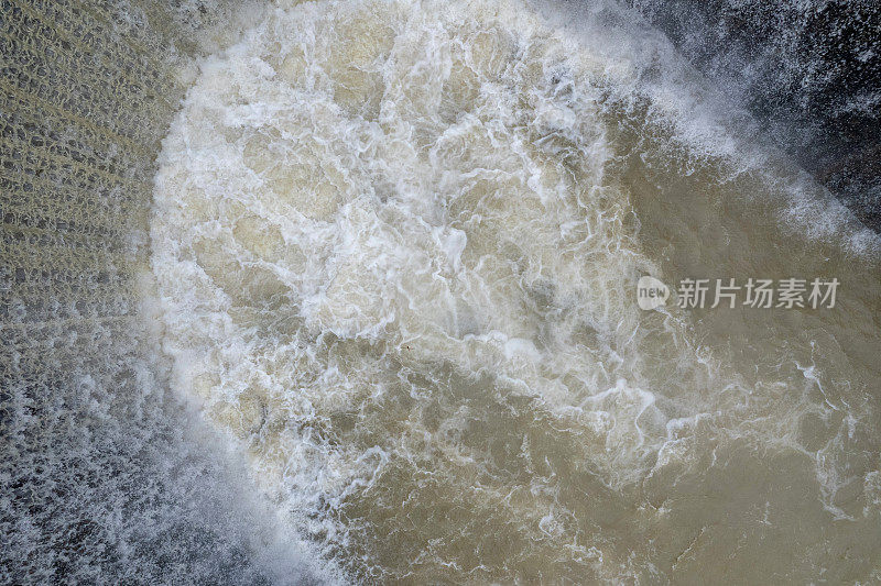 一个圆形堤防的特写，洪水溢出水库