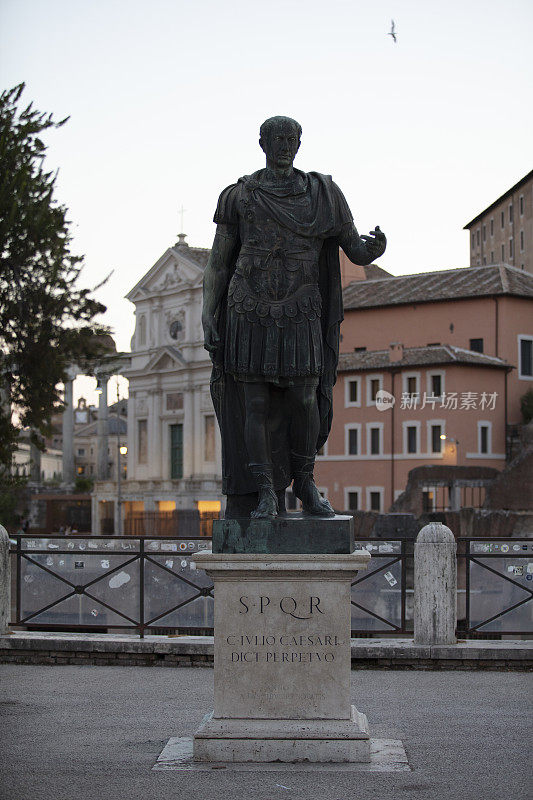 古罗马凯撒雕像在罗马广场，意大利