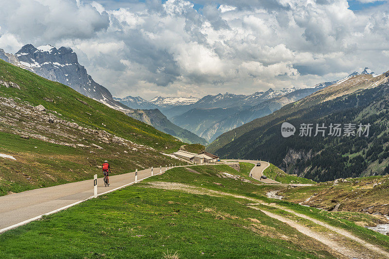 骑自行车的人在克劳森山口公路上，瑞士阿尔卑斯山脉全景，斯皮林根，乌里州，瑞士