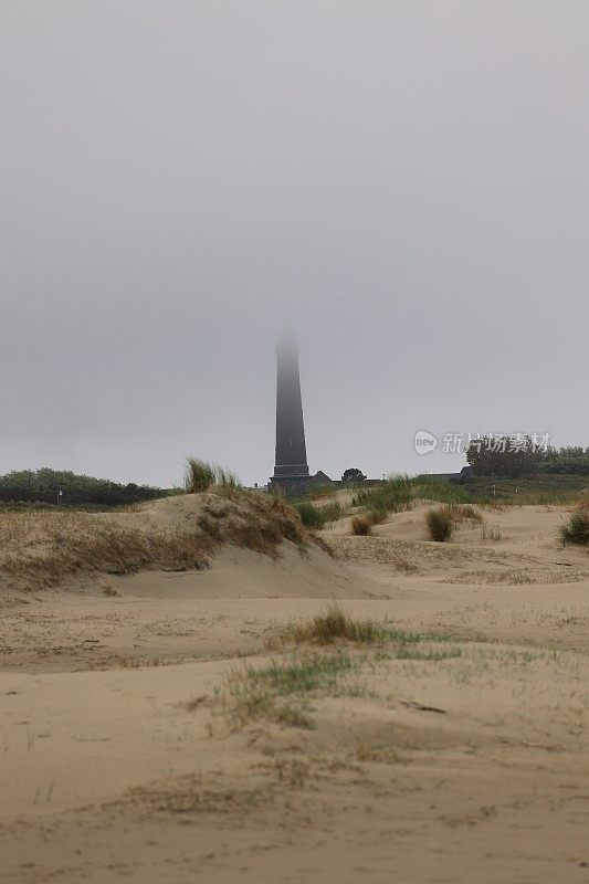 博尔库姆岛上的灯塔笼罩在雾中