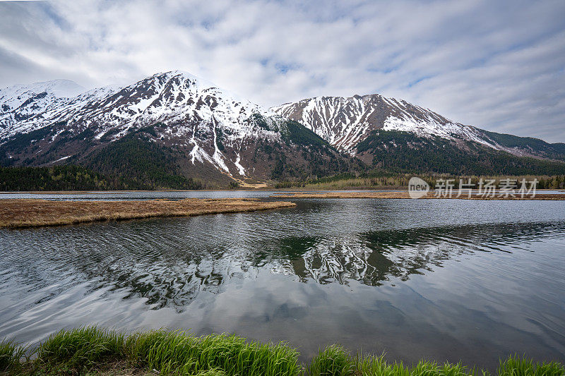 美国阿拉斯加州楚加奇州立公园冰川湖上雪山的美丽倒影