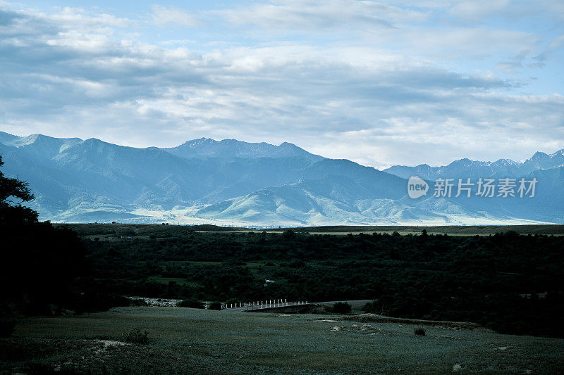 在黎明多云的天空下，地平线上的山脊